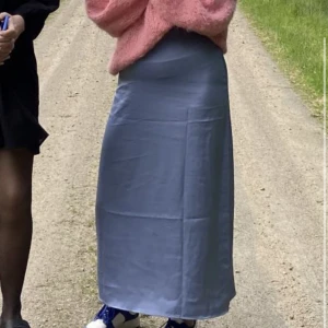 Klänning  - En fin långklänning från Vila i strl 38. Använd 1-2 ggr. Skriv gärna om du har frågor eller önskar mer bilder🤩