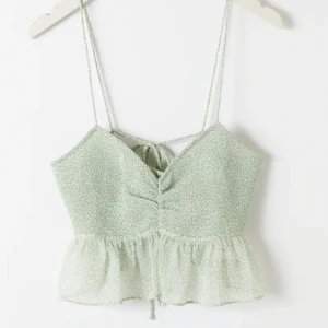 Sommartorp från gina - Supersöt topp från gina som är perfekt nu till sommaren. Den knyts där bak så storleken är väldigt reglerbar. Säljer för att jag behöver pengar! Den är i väldigt bra skick och har inga defekter eller slitningar. Köpt för 279 kr och slutsåld på hemsidan💞