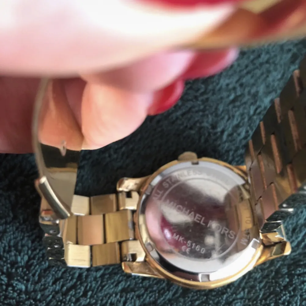 Är i stort behov av pengar så jag säljer denna fina klockan jag fick av min pappa för ett år sedan💗  Ny pris 1600:-. Accessoarer.