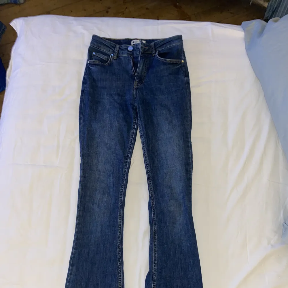 Fina tajta bootcut jeans. Bra skick! Dom har tyvär blivit för små för mig men sitter jätte fint. Dom är lite korta för mig när man sitter ner (jag är 162cm).. Jeans & Byxor.