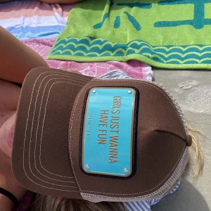 John Hatter & CO - Säljer min underbara John Hatter keps,  köpt förra sommare använd fåtal gånger. Några repor på brickan men inget annat. Nypris 995kr, säljer för 450kr + frakt. Går ej ner mer i pris. 