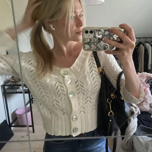 Stickad kofta - Säljer denna fina vita stickade kofta, jättefin att ha helt knäppt eller en tröja under!🤩första knappen är lite trasig men den går att använda❤️‍🔥