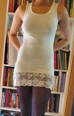 Vit klänning  - Säljer vit klänning Miss Milla med super fin spets! Klänningen fungerar perfect för layering! Köperen står för frakt.