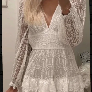 Studentklänning  - Så snygg vit studentklänning eller perfekt till sommarn💗☀️ klänningen är från Nakd men är slutsåld. säljs då jag har hittat en annan klänning till studenten💗 (första bilden är lånad) fler bilder eller eventuella frågor kan tas privat💗