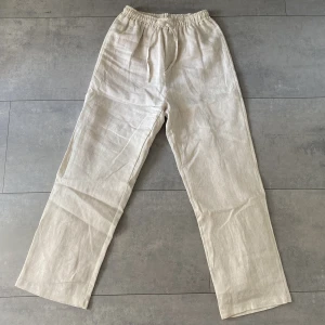 Superfina Linnebyxor⭐️ - Säljer dessa linnebyxor från designbysi  Endast testade en gång, lappar sitter kvar.💞 De är storlek S och Short i benlängd. De är något korta för mig som är 162cm lång