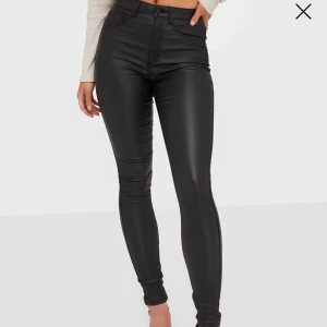 Tighta skinnbyxor från Only  - Skitsnygga skinnbyxor från Only. Jättefint skick. Fraktkostnad kan tillkomma 