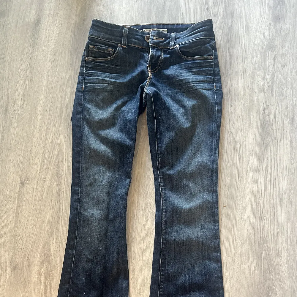 Lågmidjade bootcut jeans från J-brand, originalpris: ca 1800kr Säljer då de är för små för mig. Strl: 24 (XS) midjemått: 32cm, Innerben: 77cm De har dåliga sömmar i benöppningen  . Jeans & Byxor.