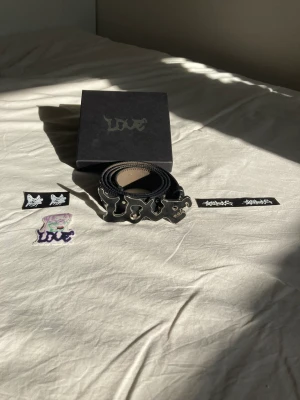 SAD BOYS bälte - Bälte från Sadboysgear med tillhörande låda, patches och klistermärke. Veganläder. Saknar en stud vid slutet (bild 3) och har 2 hemgjorda hål för att passa smalare midja. Går ej att köpa retail. Pris kan diskuteras. 