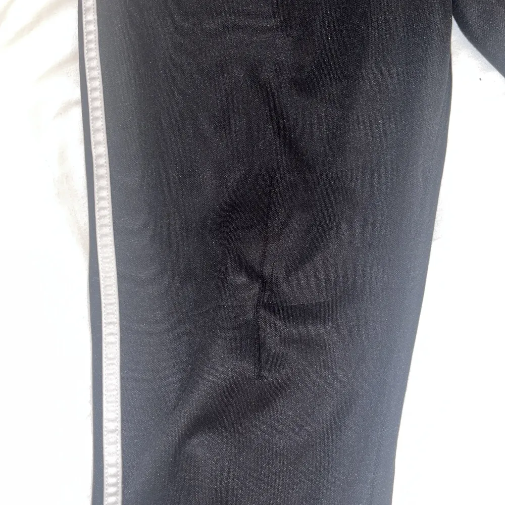 TRYCK INTE PÅ KÖP NU‼️‼️‼️ Adidas tränings byxor som knappt används. Storlek S men är väldigt stretchiga. . Jeans & Byxor.