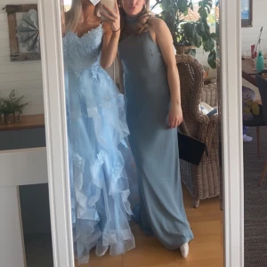 Balklänning  - Säljer denna superfina blåa balklänningen!! Använd en gång på min bal inte annars! Inga sönderrivna sömmar eller liknande! 