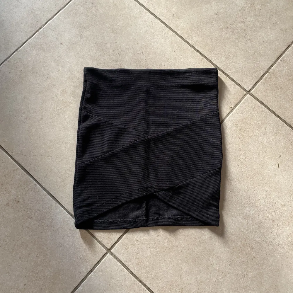 Säljer min svarta tajta kjol från Cubus, säljer då den är för liten💗är i st 140 vilket är typ xxs/ xs💗. Kjolar.