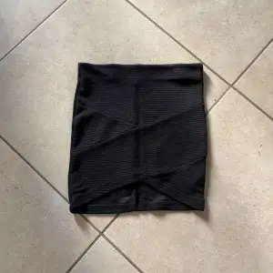 Säljer min svarta tajta kjol från Cubus, säljer då den är för liten💗är i st 140 vilket är typ xxs/ xs💗