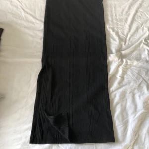 Kjol  - Säljer den här svarta tighta långa kjolen. Dom den super fin men har då två st. Helt nytt skick