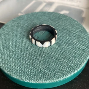 Ring - Hej säljer denna fina ringen Den är handgjord på trä  Har mönster som hos en zebra Storlek 12 Vid frågor eller intresse skriv 