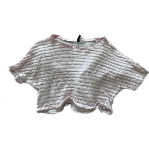 Croppad t-shirt  - En ljusrosa croppad t-shirt som tyvärr inte kommer till användning längre. 