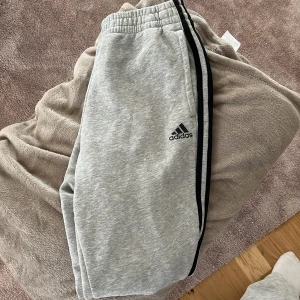 Adidasbyxor  - Säljer dessa knappt använda 