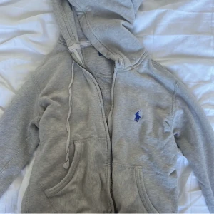 Kofta - Jättefin kofta.Köpte på plick.Den har ett litet hål i sig💖Skriv för fler bilder(lånad bild)