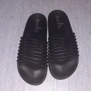 Sommar tofflor - Jättefina sommar tofflor helt nya. Har 711tusen par tofflor och försöker sälja lite för att göra plats för nytt!!