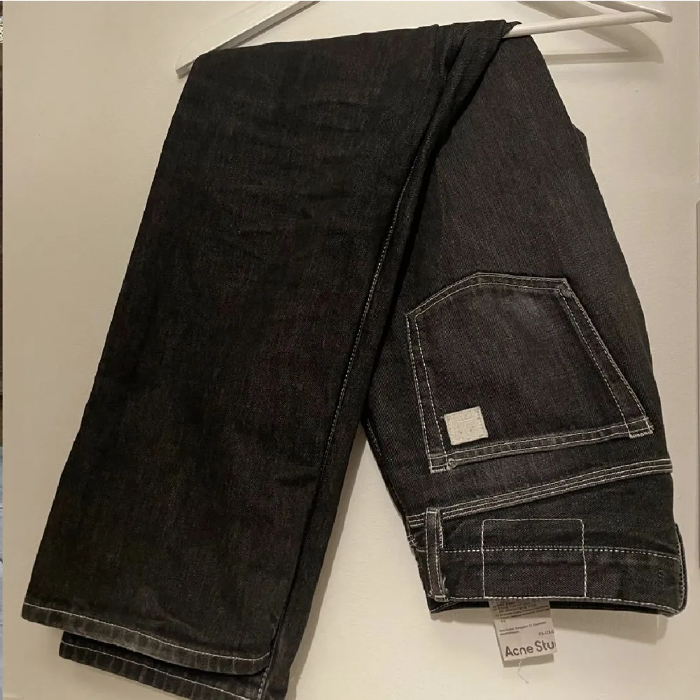 Svarta acne studios jeans i storlek 31/32. Rak passform. Passar till både tjejer och killar. Pris kan diskuteras . Jeans & Byxor.