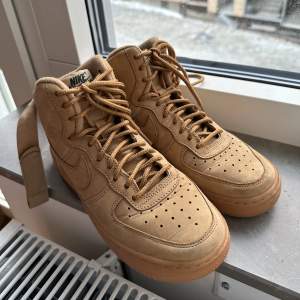 Nike Air Force 1 i storlek 35,5. Endast använda några gånger.