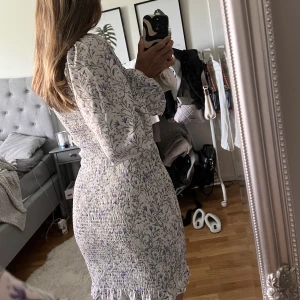 Blommig klänning  - Klänning i strl S. Aldig använd. Lappen är kvar. 