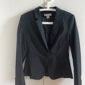 Kavaj - Svart kavaj från H&M 🧑‍💼Använd sparsamt 🧑‍💼Inga fickor 🧑‍💼Stl 36