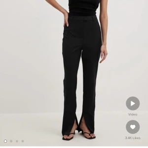 Kostymbyxor från Nakd  - Kostymbyxor från Nakd, aldrig använda pga försmå🌸 strl 32