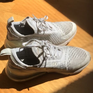 Snygga gympa skor - Använda ett par gånger fast är i bra skick, lite smutsiga fast det kan man bara tvätta av. Jätte sköna och praktiska. Nu pris är 1,200kr