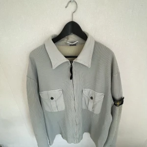 Stone Island Vintage Overshirt - Rare riktigt snygg Stone Island jacka, från -00 och därmed tagit rätt mycket stryk och har rätt mycket fläckar. Har aldrig provat tvätta den själv så mycket kan nog gå bort efter en tvätt. Inget som syns vid användning dock imo. Skriv om mer bilder önskas