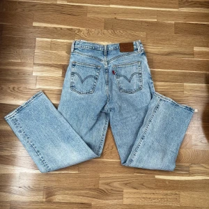 Levi’s ribcage straight - Supersnygga ljusblå jeans från levi’s. Knappt använda, säljer då de inte kommer till användning. Storlek 26 i midjan, jag är 160 och de går ungefär till ankeln.