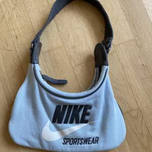 Säljer en vintage babyblå Nike axelväska som jag köpte på Plick för ett tag sedan! :))