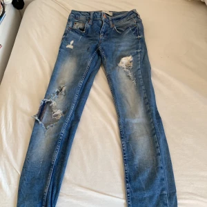 Blå jeans - Bra skick,kedjor längst ner på sidorna.