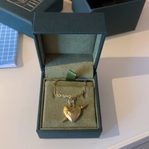 Maria Nilsdotter Tuvstarr  - Superfint Maria Nilsdotter-halsband, modellen Tuvstarr. Väl använt. Kan tänka mig att byta mot annat smycke från MN eller något annat, zadig väska, Isabel marant skor osv.💓 Nypris: 3095 kr, längd: 40, pris är diskuterbart. Kontakta vid alla frågor💗💗