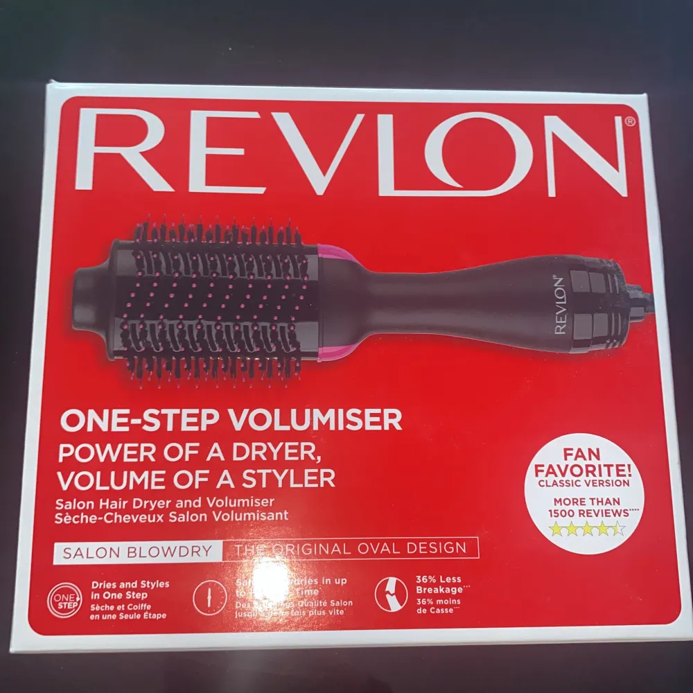 Helt oanvänd revlon borste, råkat skadats lite på kartongen som man kan se på andra bilden men inte själva borsten. Har själv en sån men fick två stycken så väljer att sälja denna. Eftersom jag inte har använt säljs den för 550kr fast kan ändras💘. Övrigt.