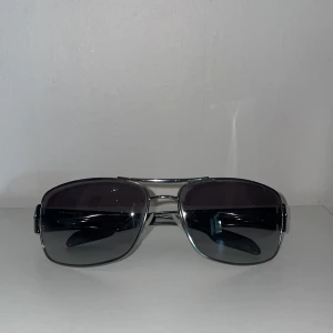 Prada glasögon - Prada Linea Rossa PS54IS Polarized glasögon, Skicket är 7/10. Finns några små repor i glaset så skriv privat för fler bilder🤝 Orginal box medföljer också. Säljer för att jag har tröttnat på dem. Pris går att diskutera. Nypris ca 2600 - 2700kr