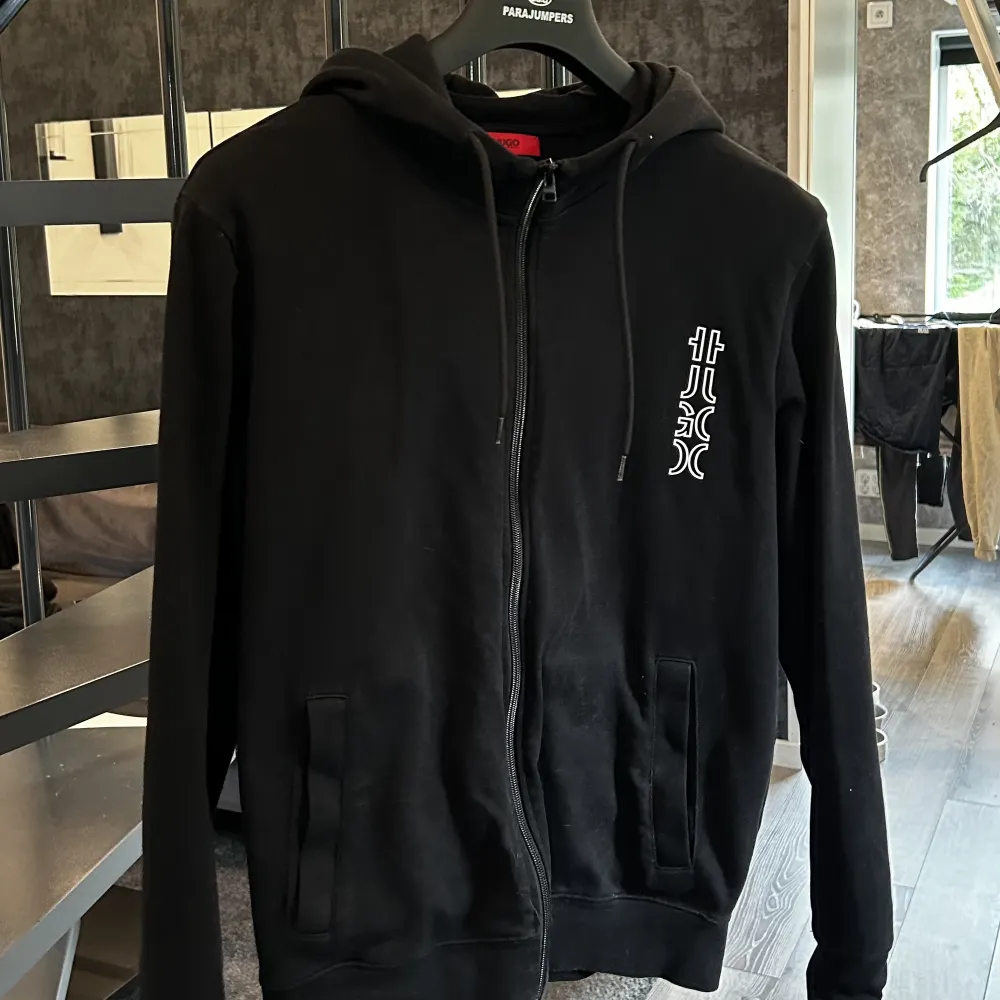 Säljer min svarta Hugo Boss Zip hoodie i storlek S. Endast använd cirka 10 gånger då den är något stor för mig. Den passar S/M. Hoodien är i nyskick och kostade över 2000kr. Den går inte att köpa längre då det var en limited edition. . Hoodies.