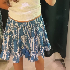 kjol - säljer denna blå mönstringa kjol från zara som jag köpte förra året. Säljer pga att den inte kommit till användning. Har aldrig använts och är i ny skick.