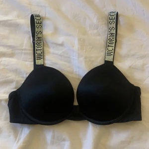 Victoria Secret bh - Svart bh med rhinestones från Victoria Secret, köpt för ca 900kr men köpte tyvärr fel storlek då jag har en ny säljer jag denna! Använd max 3 gånger så den är i väldigt bra skick🤍pris går att diskutera!