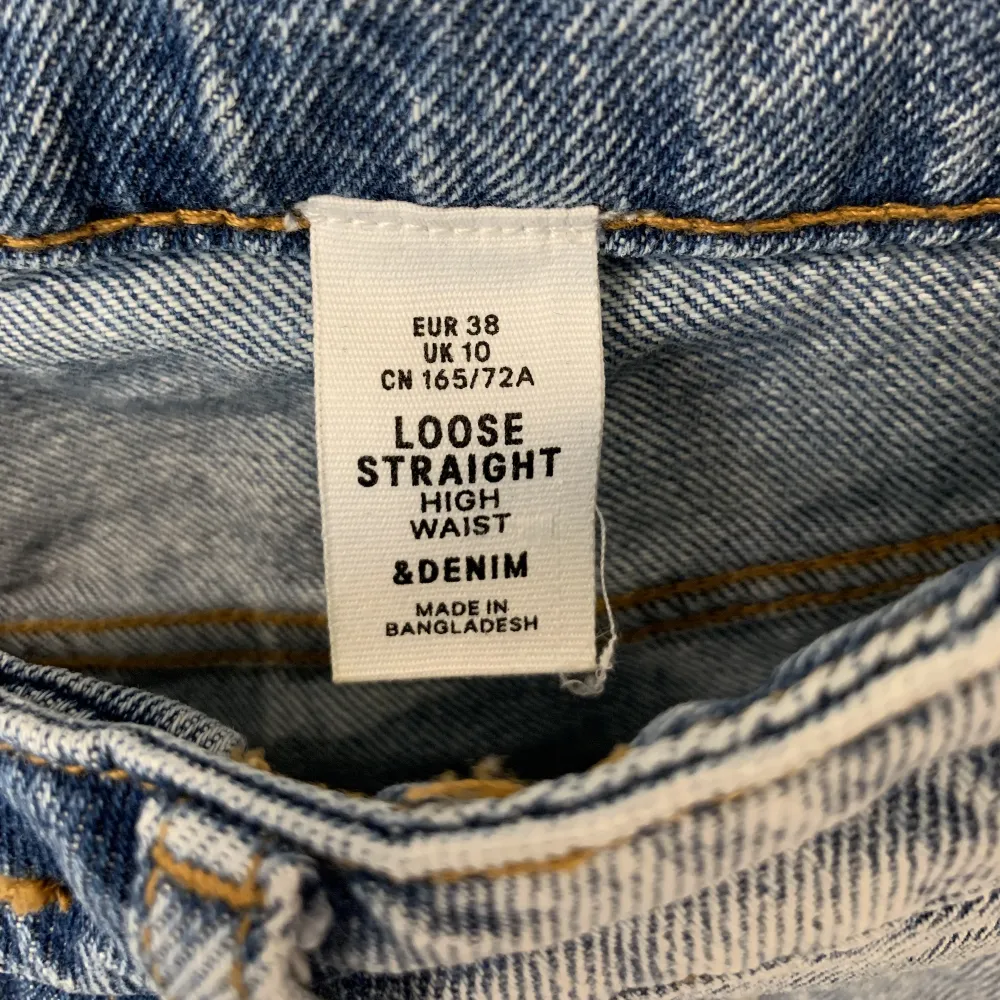 Ett par mellanljusa jeans med slitningar fram. Hög midja och loose straight fit. Alla fickor är riktiga. Storlek 38 från H&M. Använda ca 5 gånger 🌊. Jeans & Byxor.