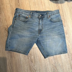 Levi shorts - Knappt använda, köpte för 700