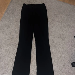 Kostymbyxor  - Modell Vilma från Bikbok