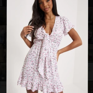 Sommarklänning  - Säljer denna jättefina sommarklänning från nelly då den va för kort för mig. Den är aldrig använd, bara testat 1 gång💗