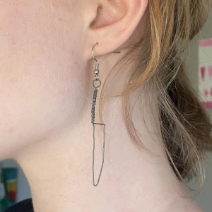Knivörhängen - Örhängen med knivar gjorda av ståltråd 🔪 Frakt: 15kr 🤩