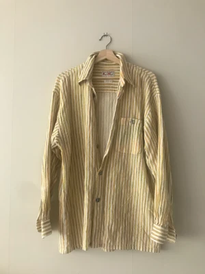 Skjorta i luftig bomull  - Skjorta i bomull (20% viskos), saknas en knapp. Storlek medium men upplevs rätt stor i storlek. 