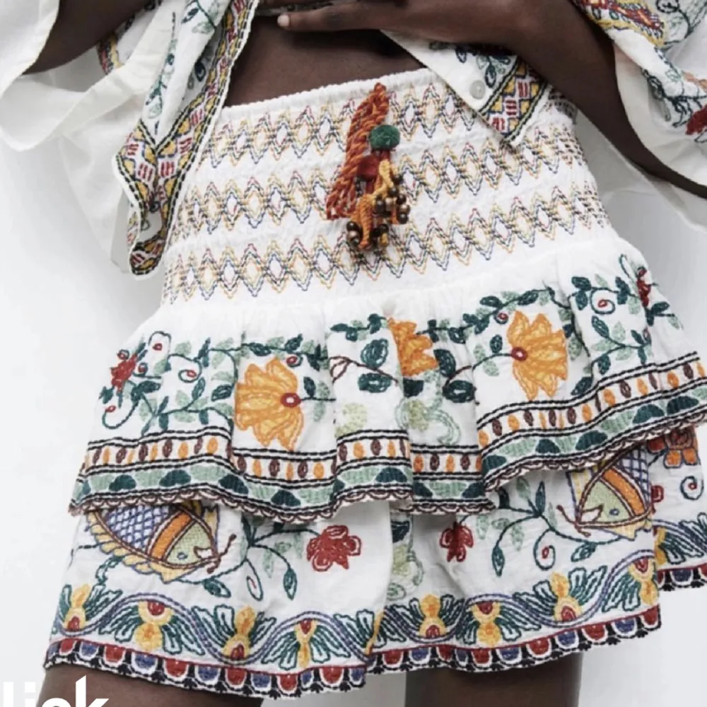 Säljer nu denna superfina kjolen från Zara! Super fint skick och perfekt till sommaren 😍. Kjolar.