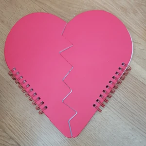 Hjärtblock  - Fint och praktiskt block i form av ett krossat och coolt hjärta💔! Original priset=150 kr! Kontakta vid pris och frakt💗🌸