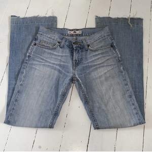 Jättefina utsvängda lågmidjade jeans som tyvärr blivit försmå för mig💔 innerbenslängd: 77cm midjemått: 34cm tvärs över 💕💕