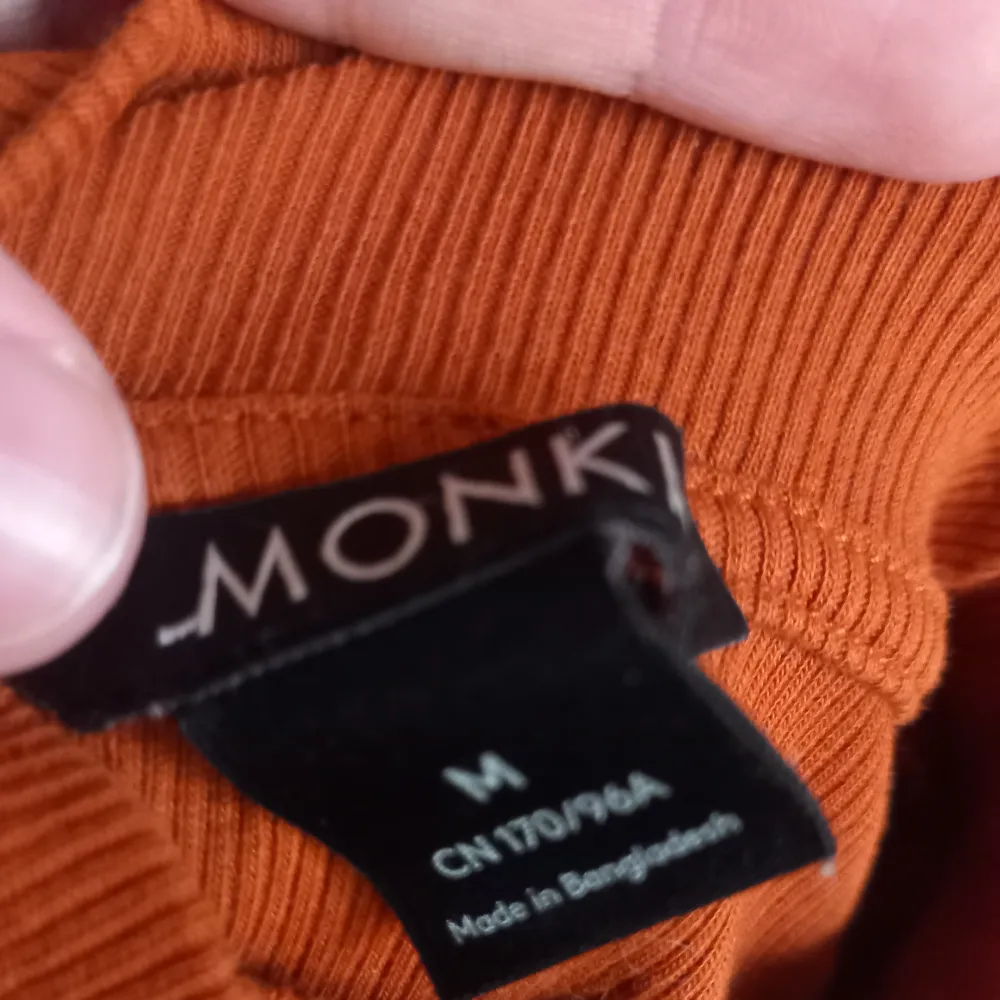 Orange/brun tröja från Monki. . Tröjor & Koftor.