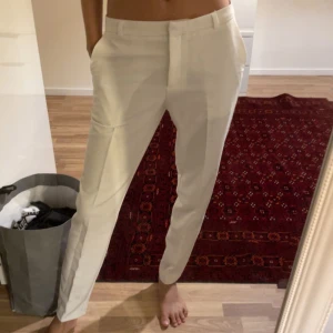 Lågmidjad kostymbyxa - Jättefin och skön kostymbyxa med en härlig och luftig material, känns nästan som linnebyxor. Tyvärr lite för stora mig och därav valt att sälja de. Jag är 167 lång och de är perfekt i längden för mig. Det är storlek 36 men kan även passa en större 34. 