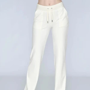 Juicy couture byxor - Säljer eftersom dom inte kommer till användning längre. Båda plupparna på snörena har låssnat, därför säljer jag så billigt, men det är inget man tänker på. Förutom det är dom i super fint skick! Passar även dom som har Xs och S🥰